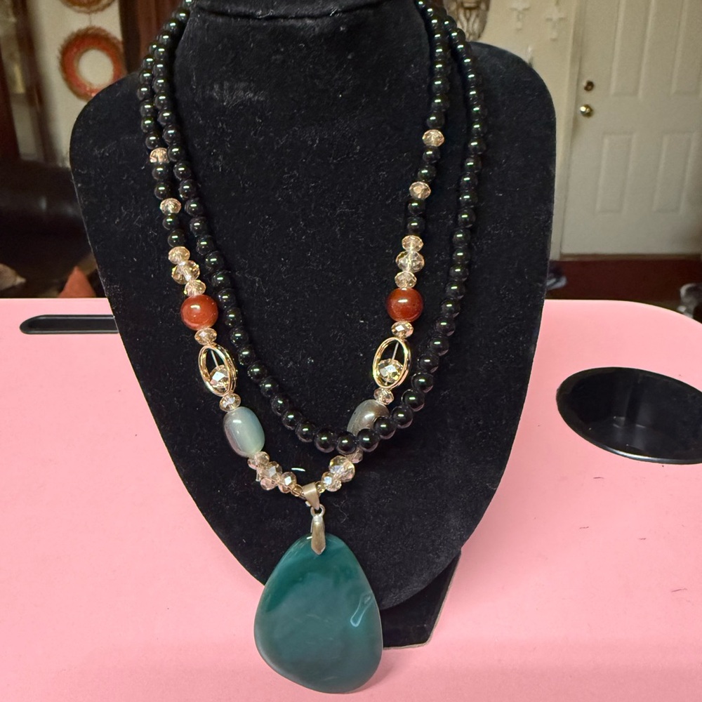 Elegant Green and Gold Pendant Necklace